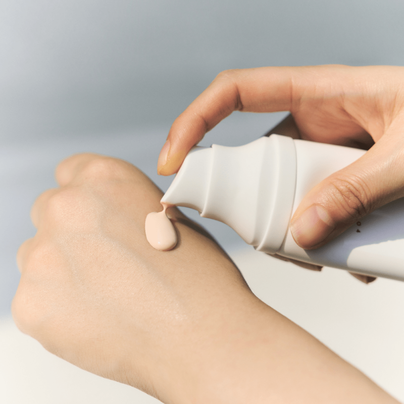 سكين 1004 - واقي شمس ملون لتفتيح البشرة بخلاصة السنتيلا 50 مل